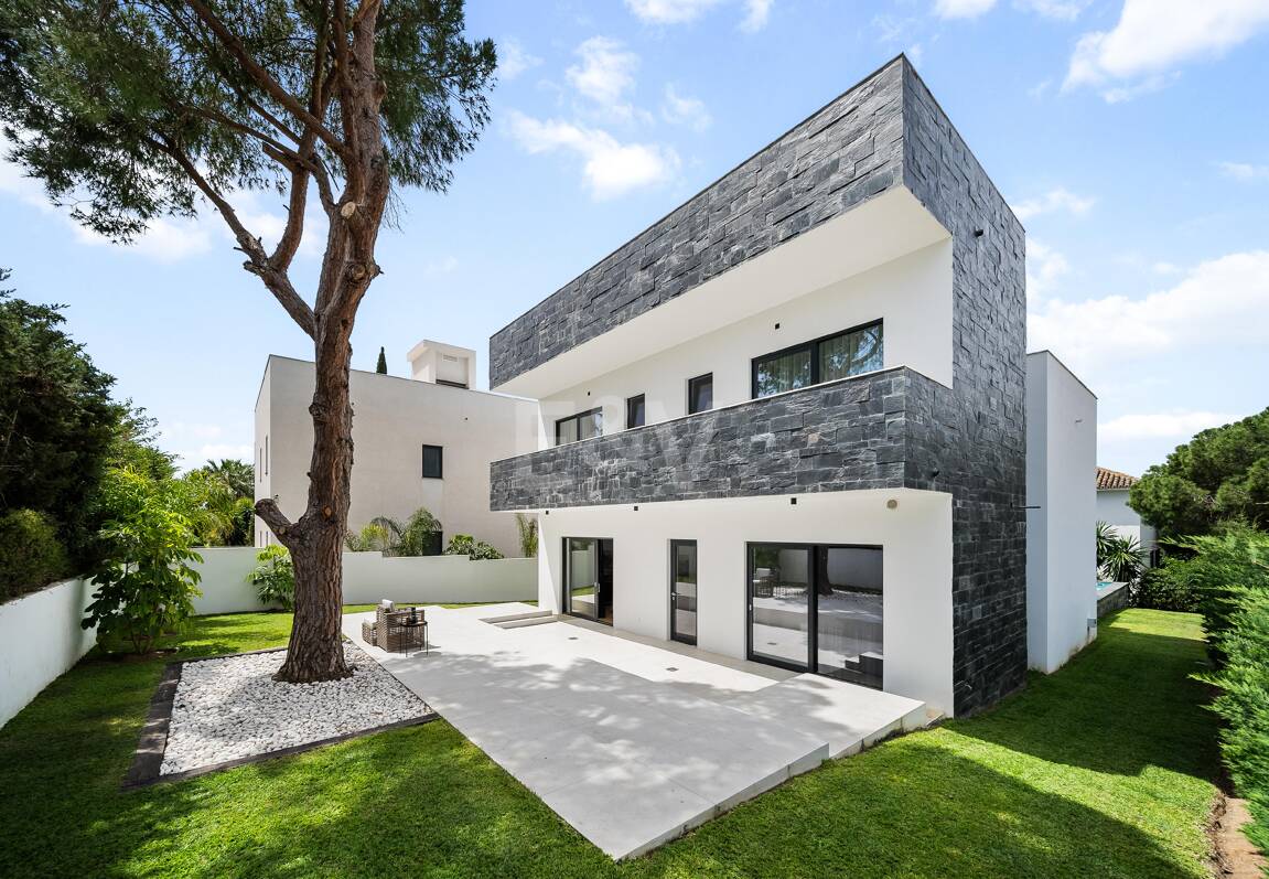 Modern Villa with Sea and Mountain Views