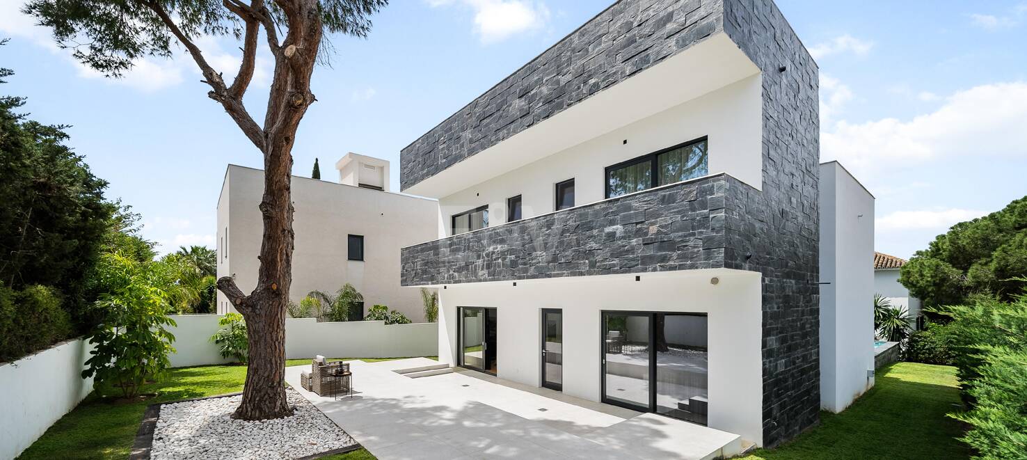 <Villa moderna con vistas al mar y montañas