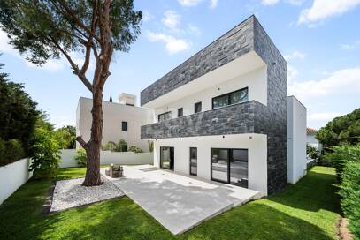 Modern Villa with Sea and Mountain Views