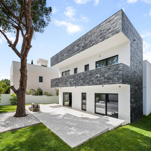Villa de estilo contemporáneo con vistas al mar y la montaña
