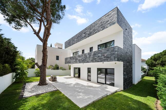 Modern Villa with Sea and Mountain Views