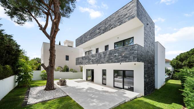 Moderne Villa mit Meer- und Bergblick