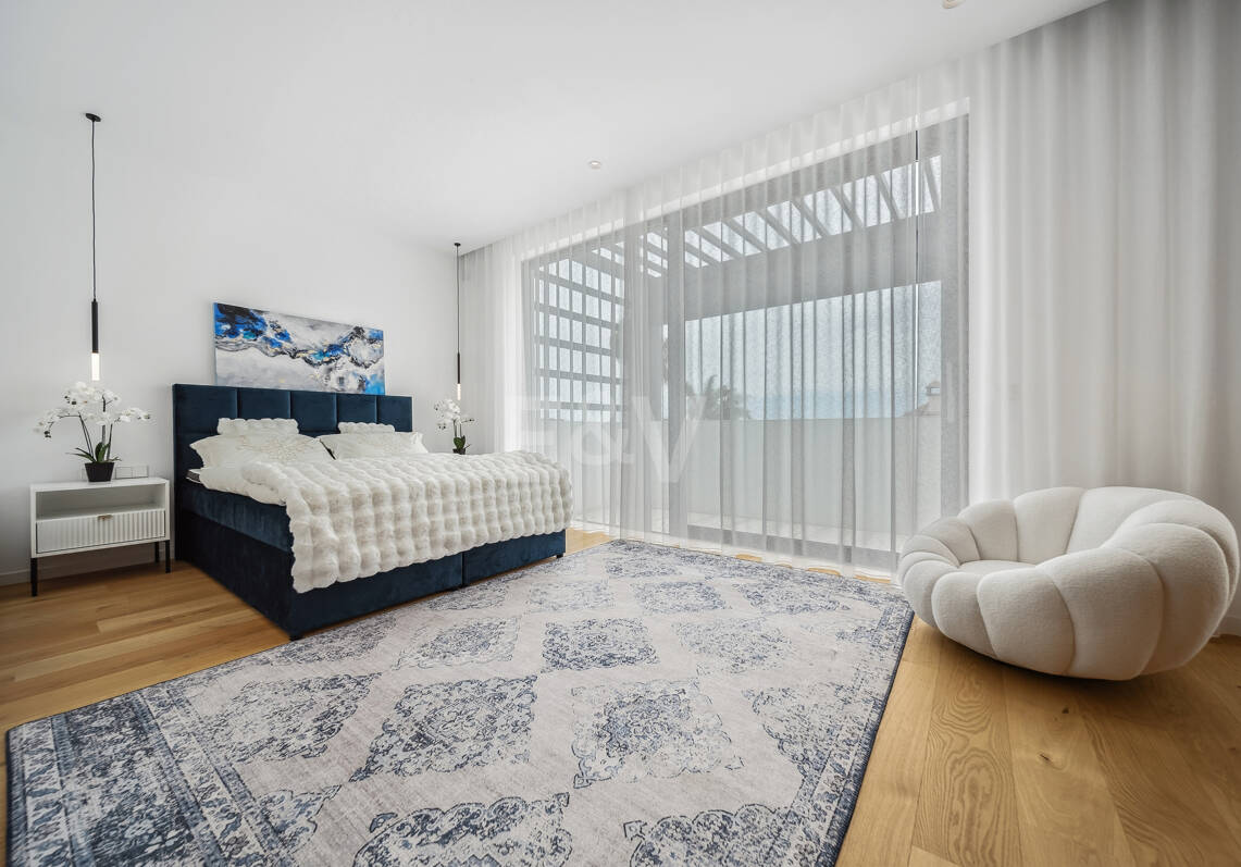 Villa de estilo contemporáneo con vistas al mar y la montaña