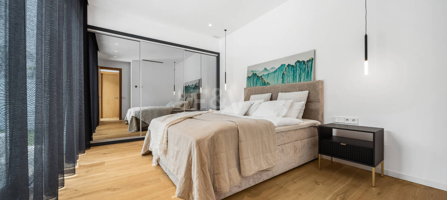 <Villa moderna con vistas al mar y montañas