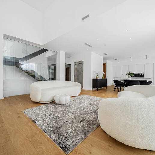 <Villa moderna con vistas al mar y montañas