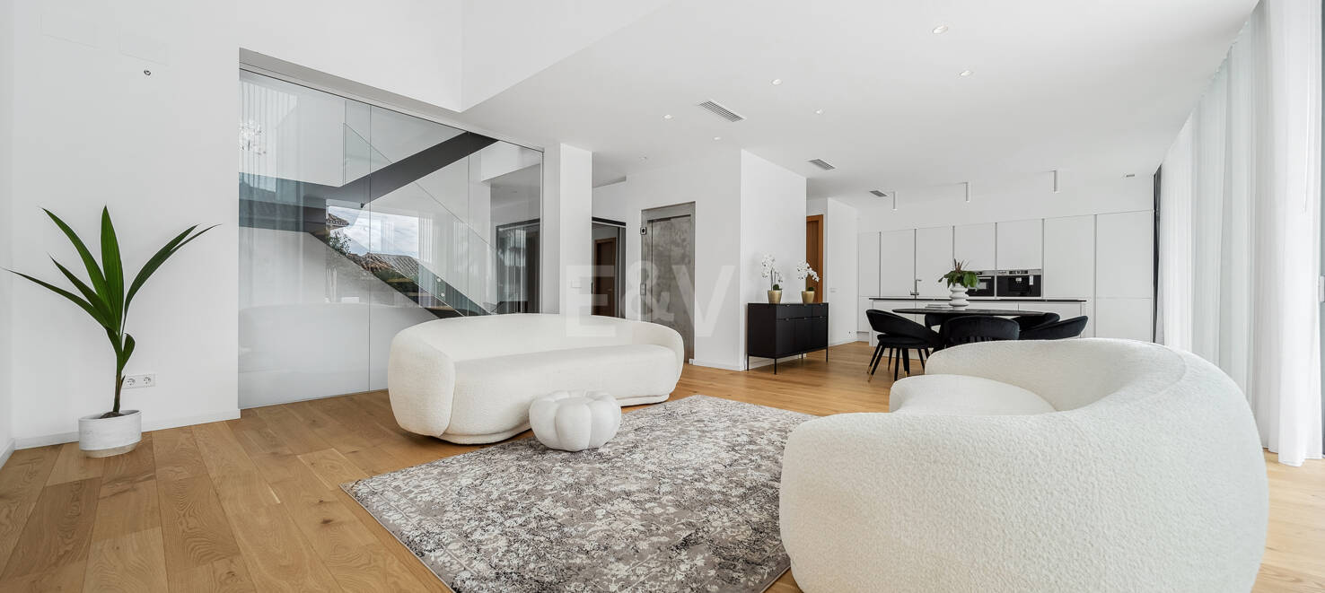 <Villa moderna con vistas al mar y montañas