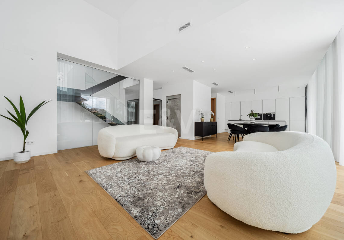 Villa de estilo contemporáneo con vistas al mar y la montaña
