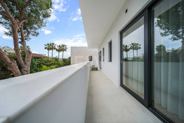 Modern Villa with Sea and Mountain Views