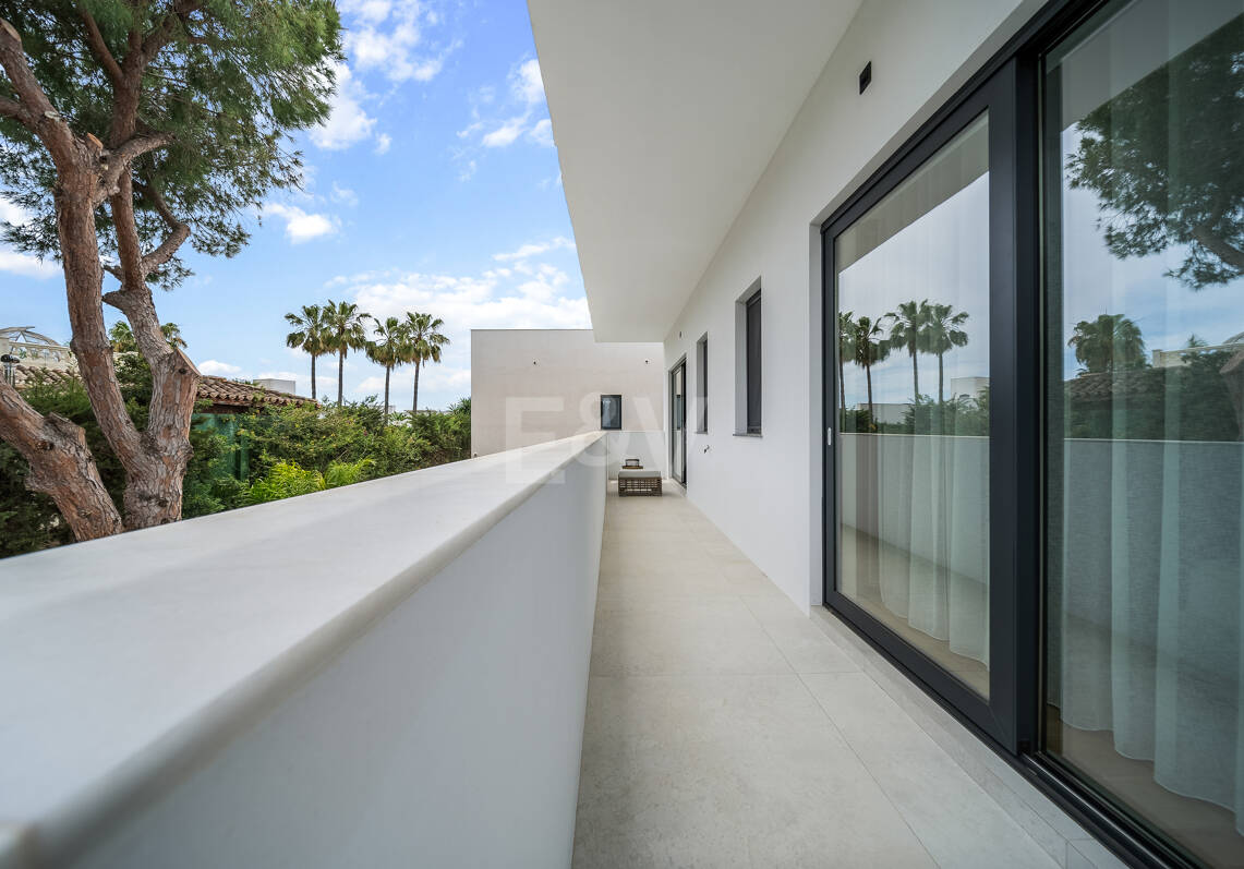Villa de estilo contemporáneo con vistas al mar y la montaña