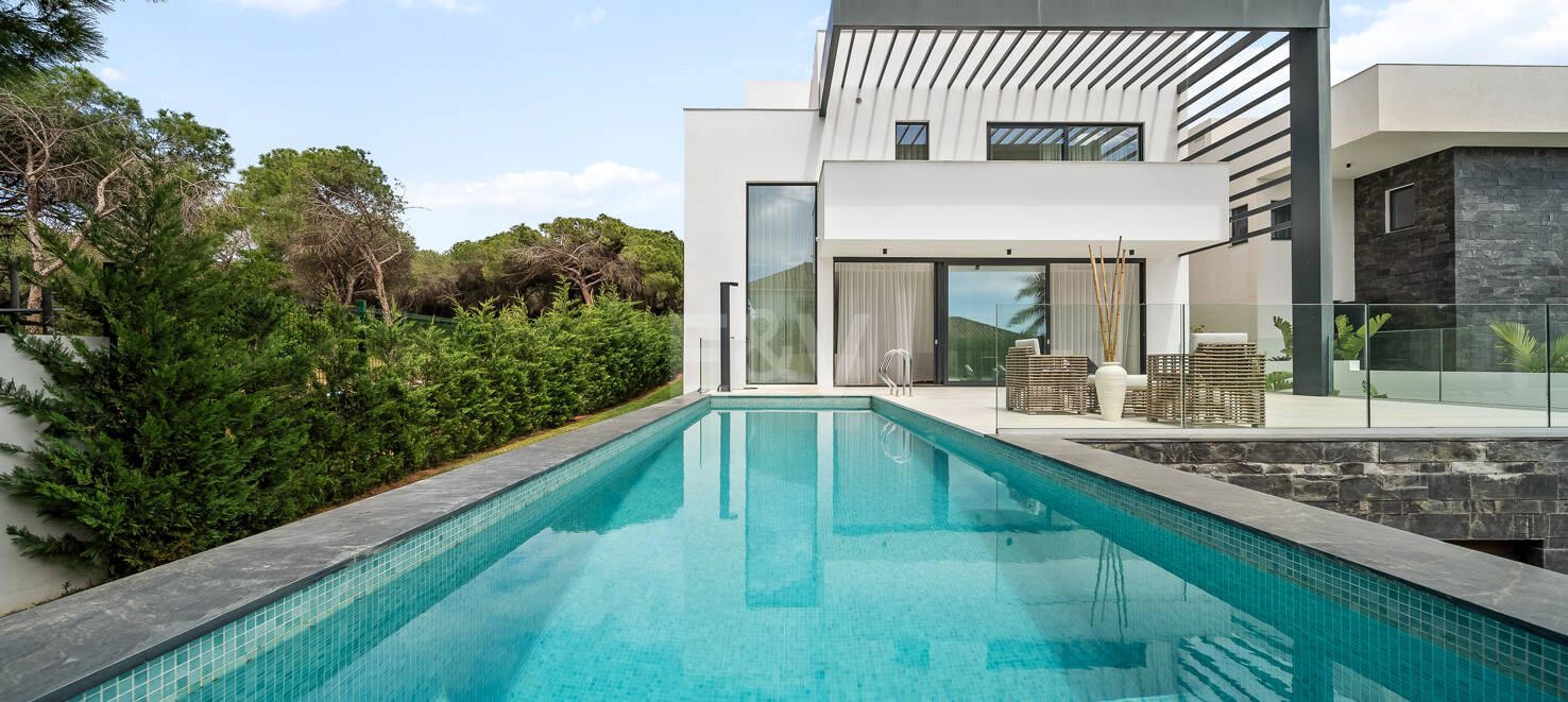 <Villa moderna con vistas al mar y montañas