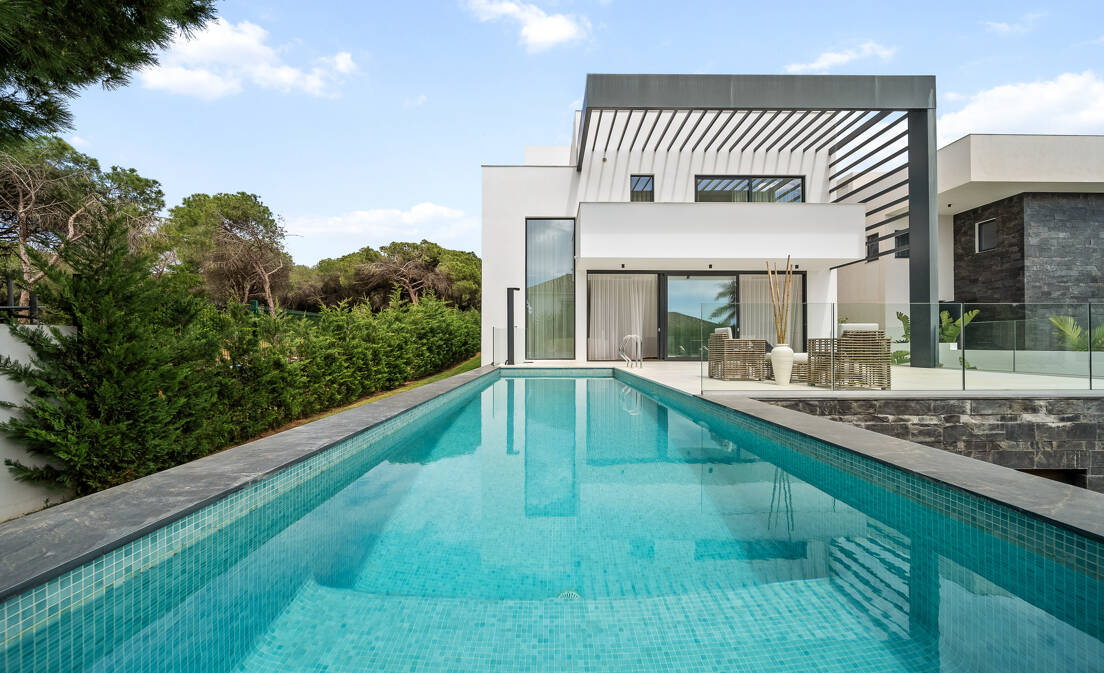 Villa de estilo contemporáneo con vistas al mar y la montaña