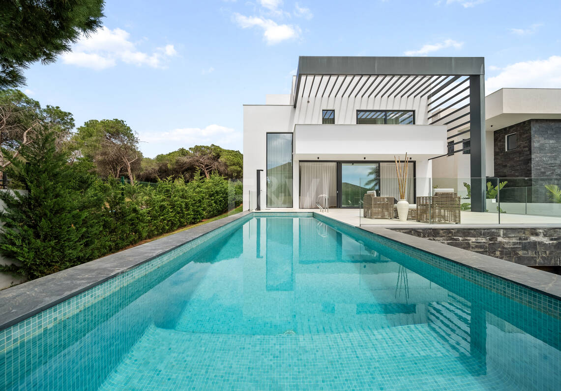 Villa de estilo contemporáneo con vistas al mar y la montaña
