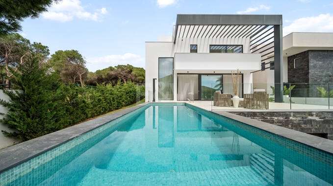 Moderne Villa mit Meer- und Bergblick