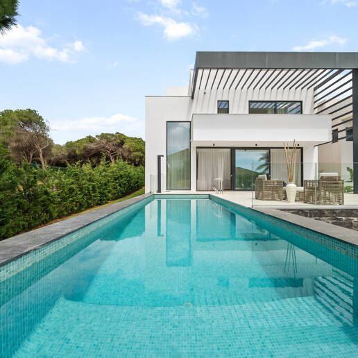 <Villa moderna con vistas al mar y montañas