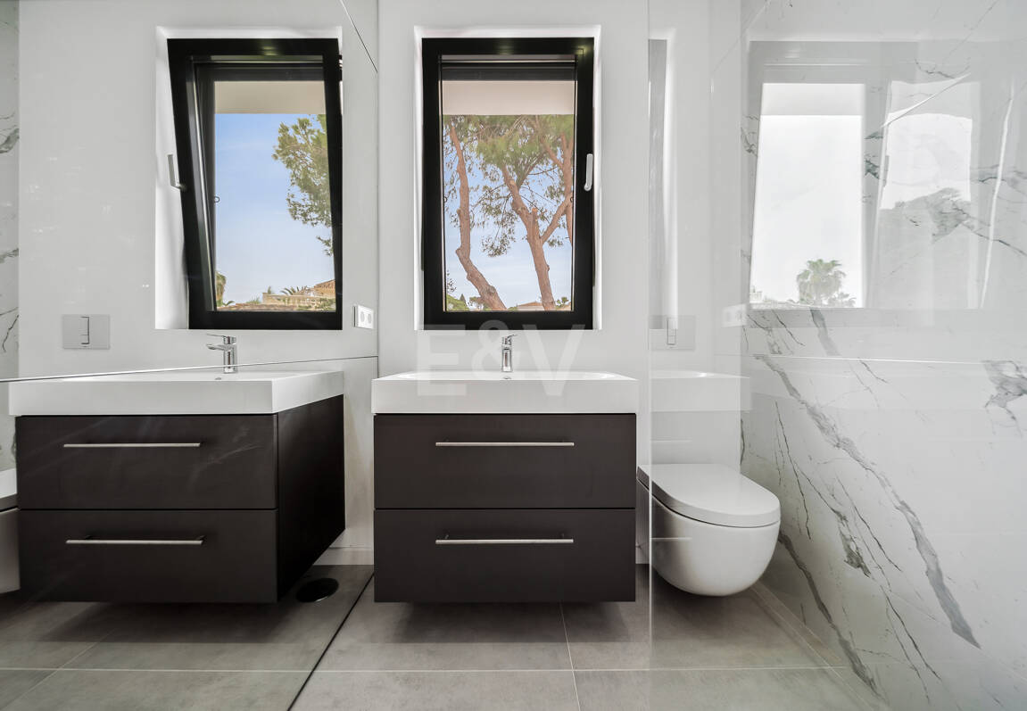 Modern Villa with Sea and Mountain Views