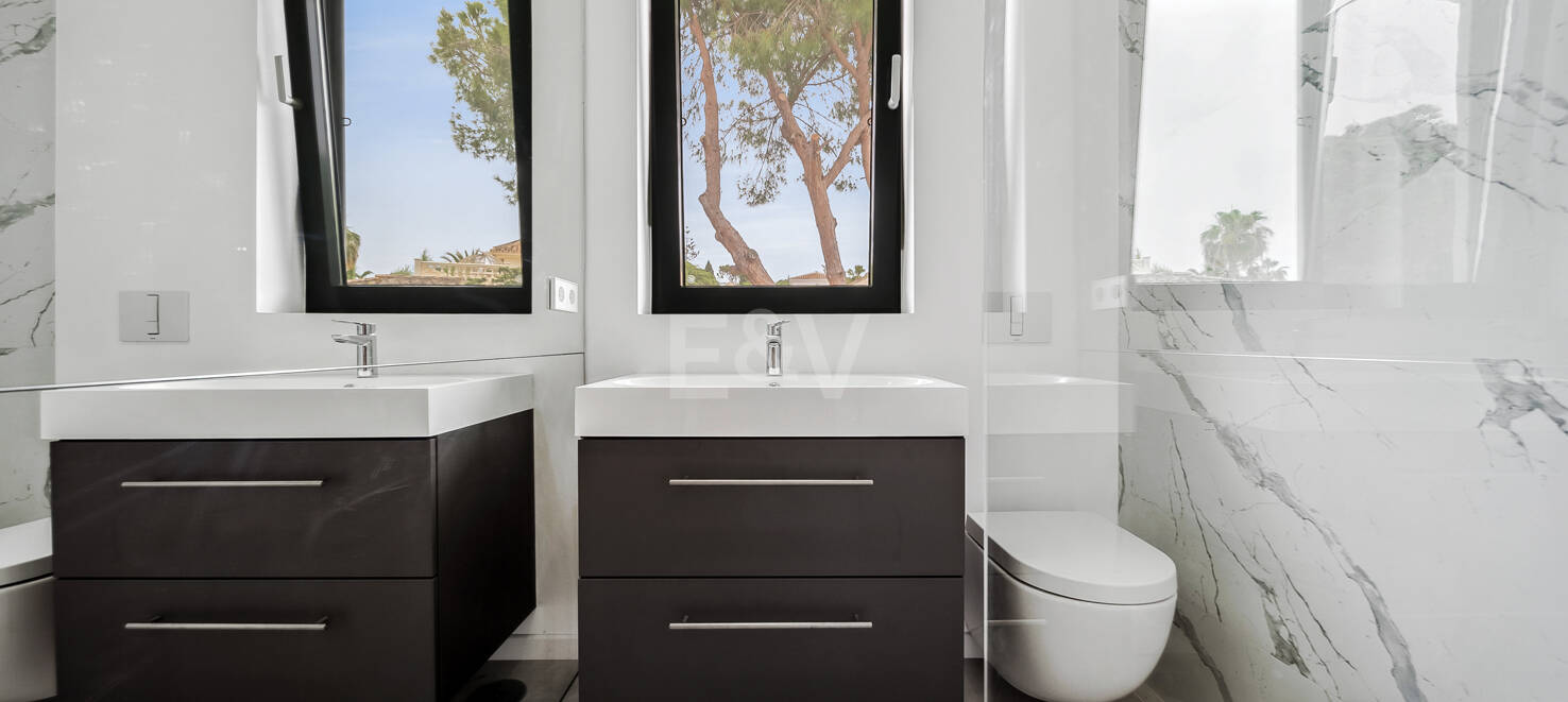 <Villa moderna con vistas al mar y montañas