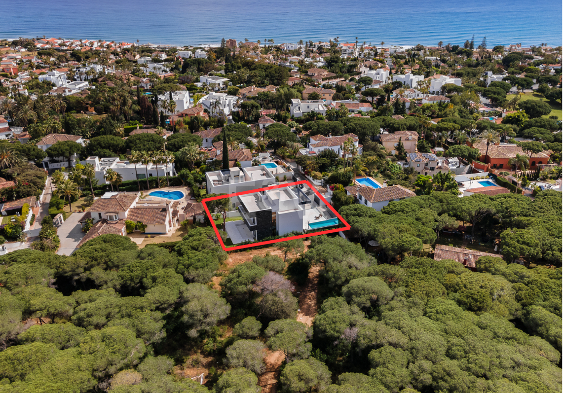 Villa de estilo contemporáneo con vistas al mar y la montaña