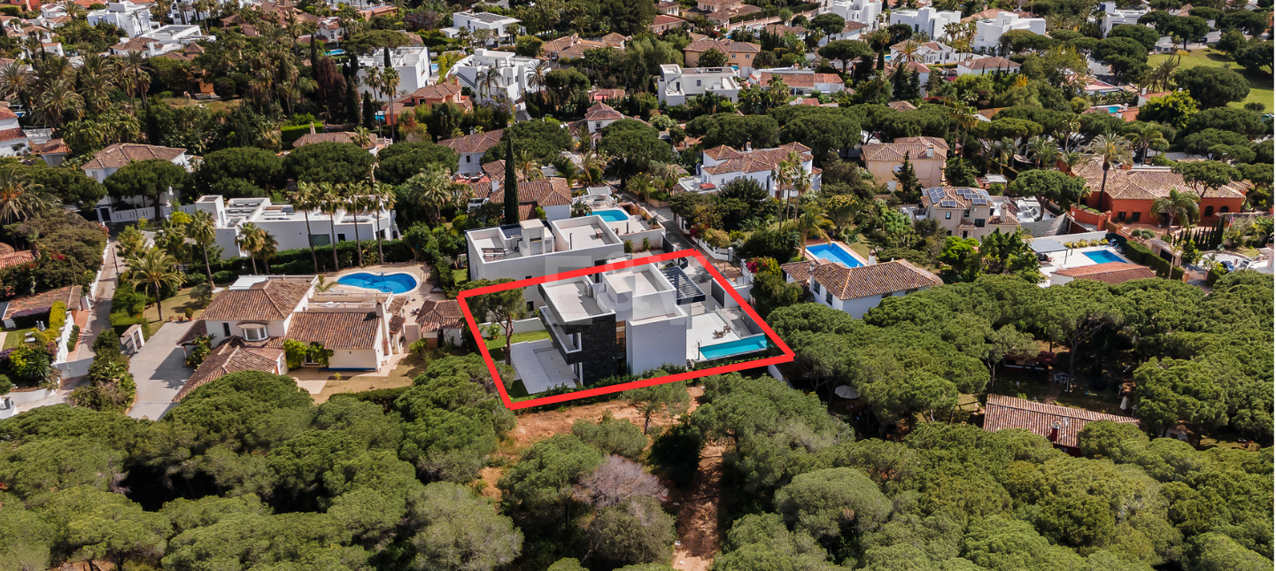 <Villa moderna con vistas al mar y montañas