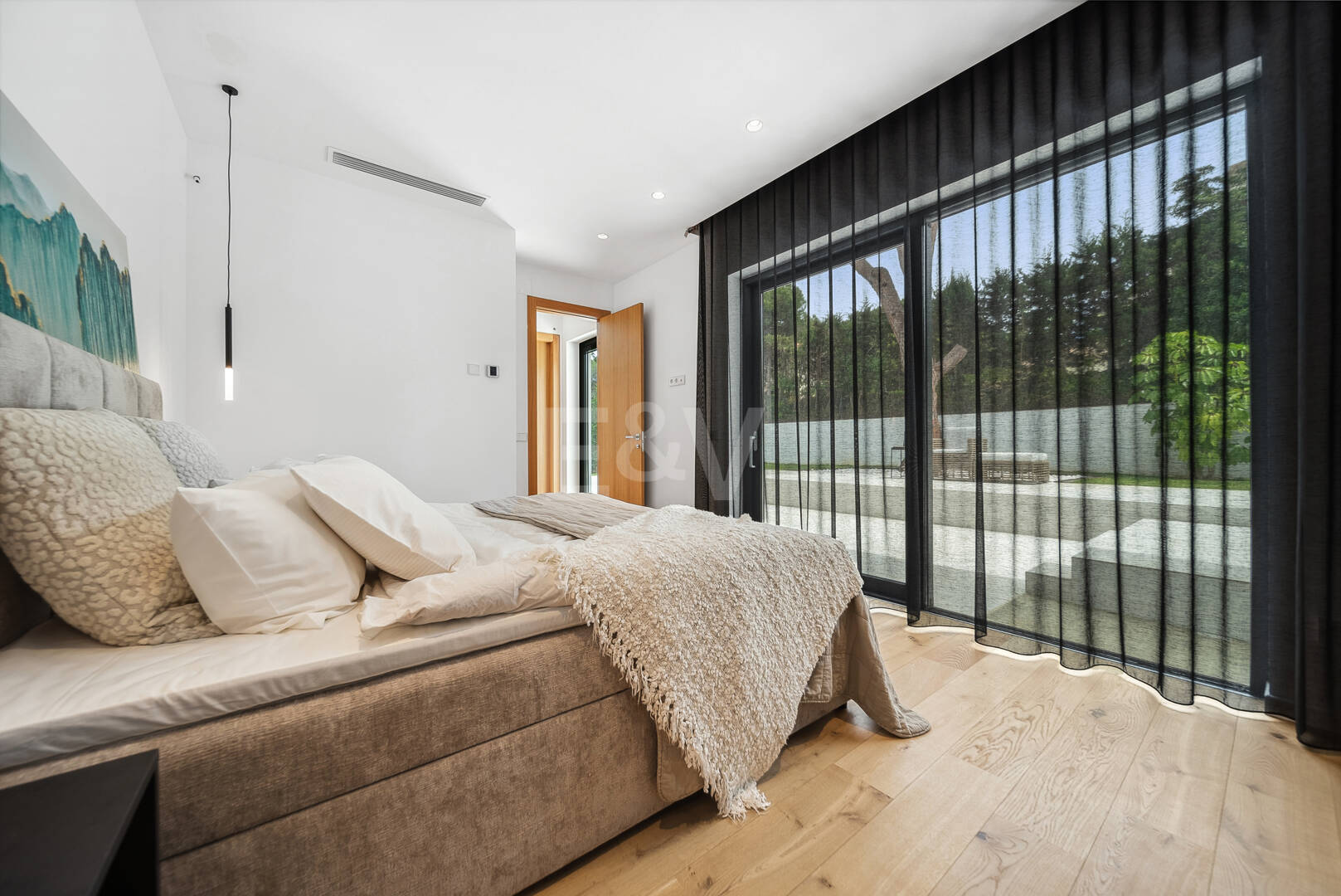 Modern Villa with Sea and Mountain Views