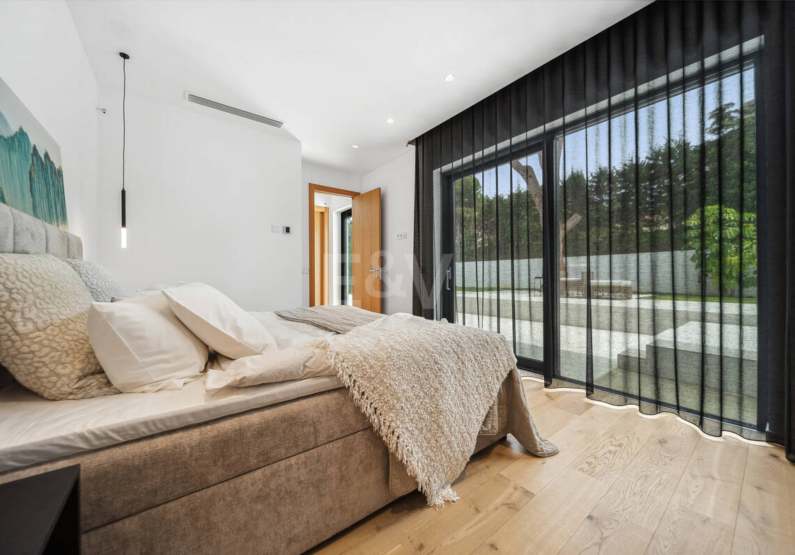 Villa de estilo contemporáneo con vistas al mar y la montaña