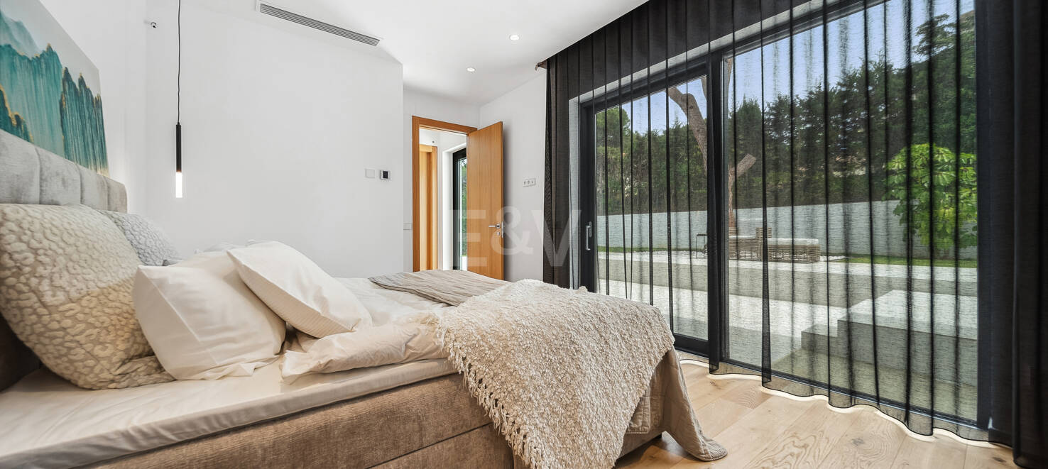 <Villa moderna con vistas al mar y montañas