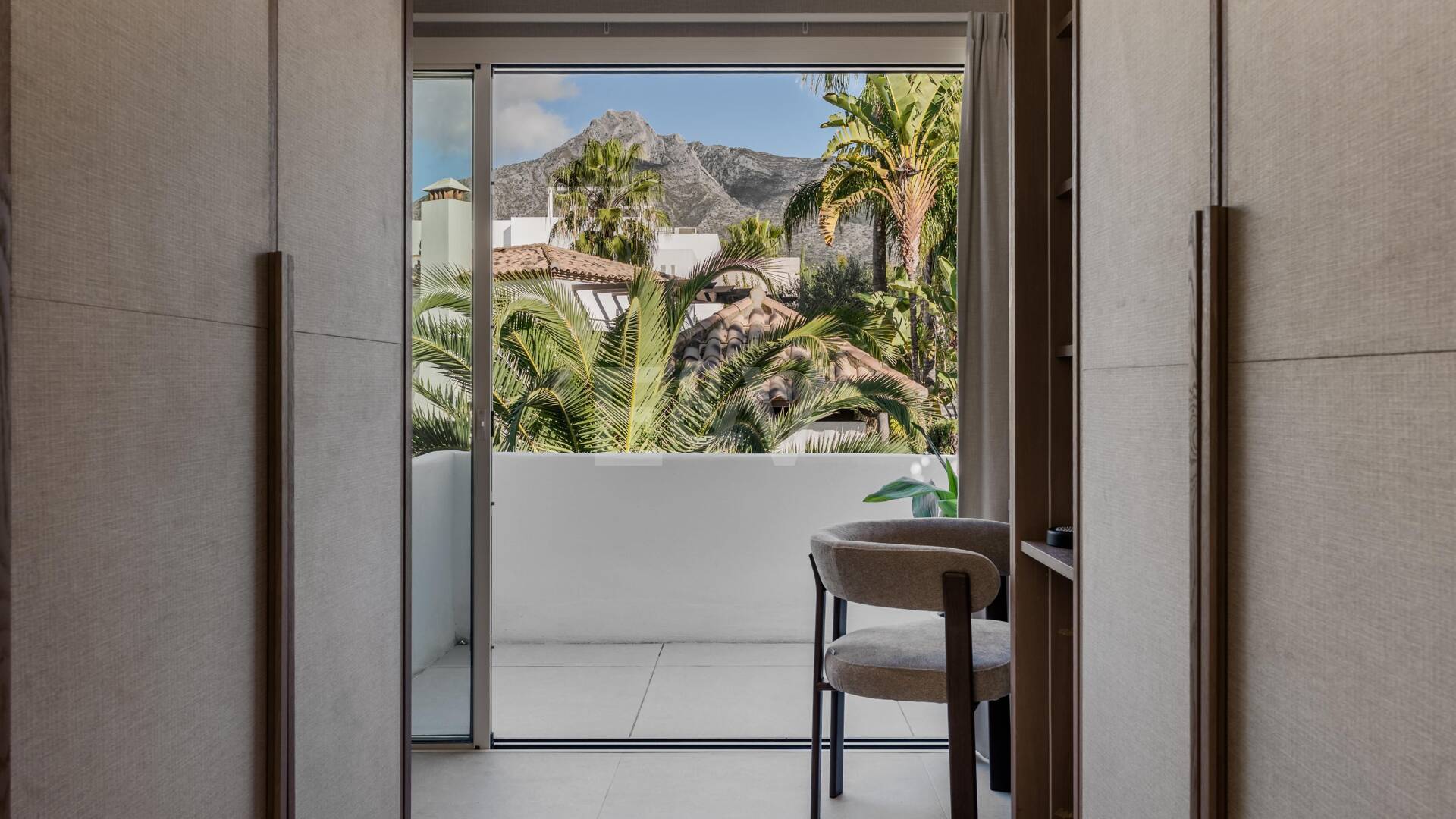 Nowoczesna Elegancja z Ekspansywnymi Tarasami w Sercu Złotej Mili