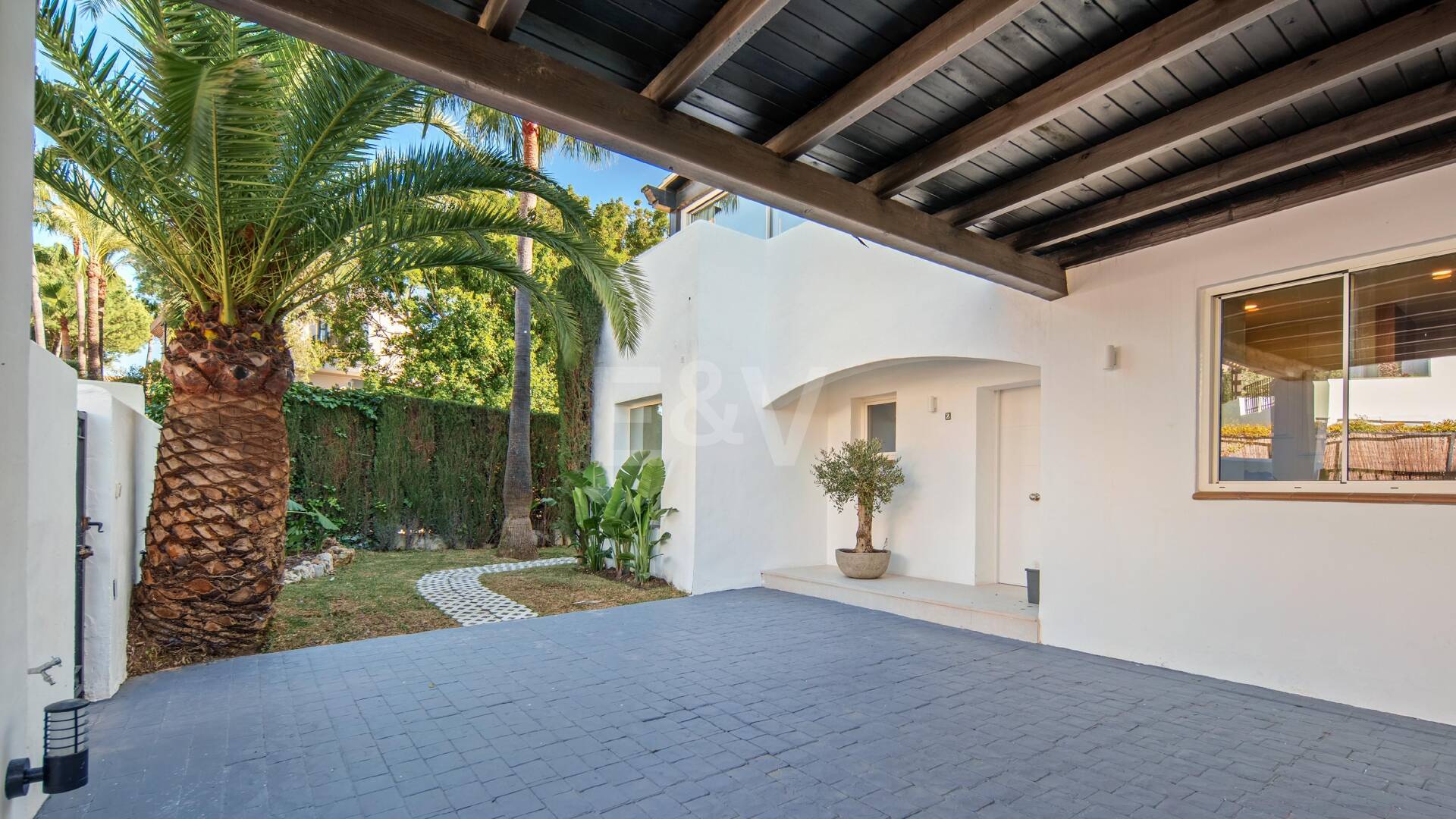 Moderne Eleganz mit Großzügigen Terrassen im Herzen der Goldenen Meile