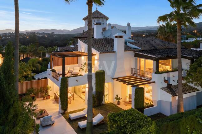 Moderne Eleganz mit Großzügigen Terrassen im Herzen der Goldenen Meile