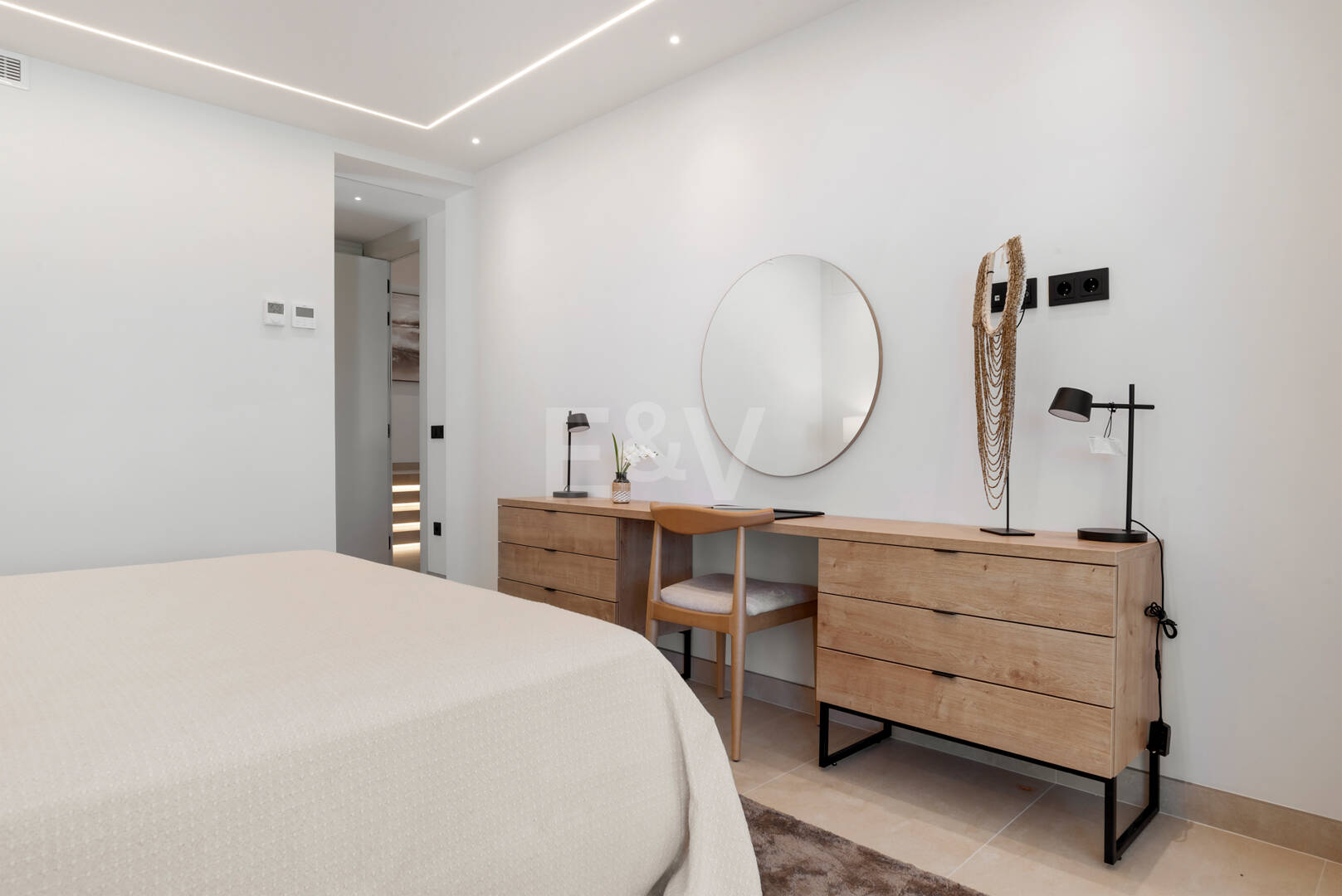 Elegante zeitgenössische Villa in der Nähe des Guadalmina Golfplatzes und unweit des Strandes