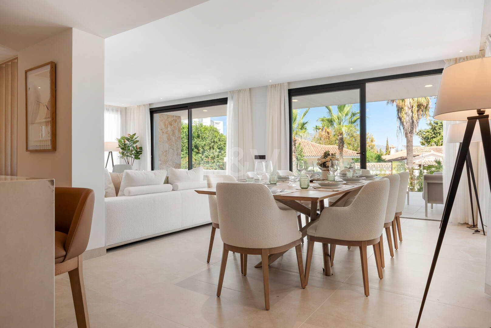 Elegante zeitgenössische Villa in der Nähe des Guadalmina Golfplatzes und unweit des Strandes