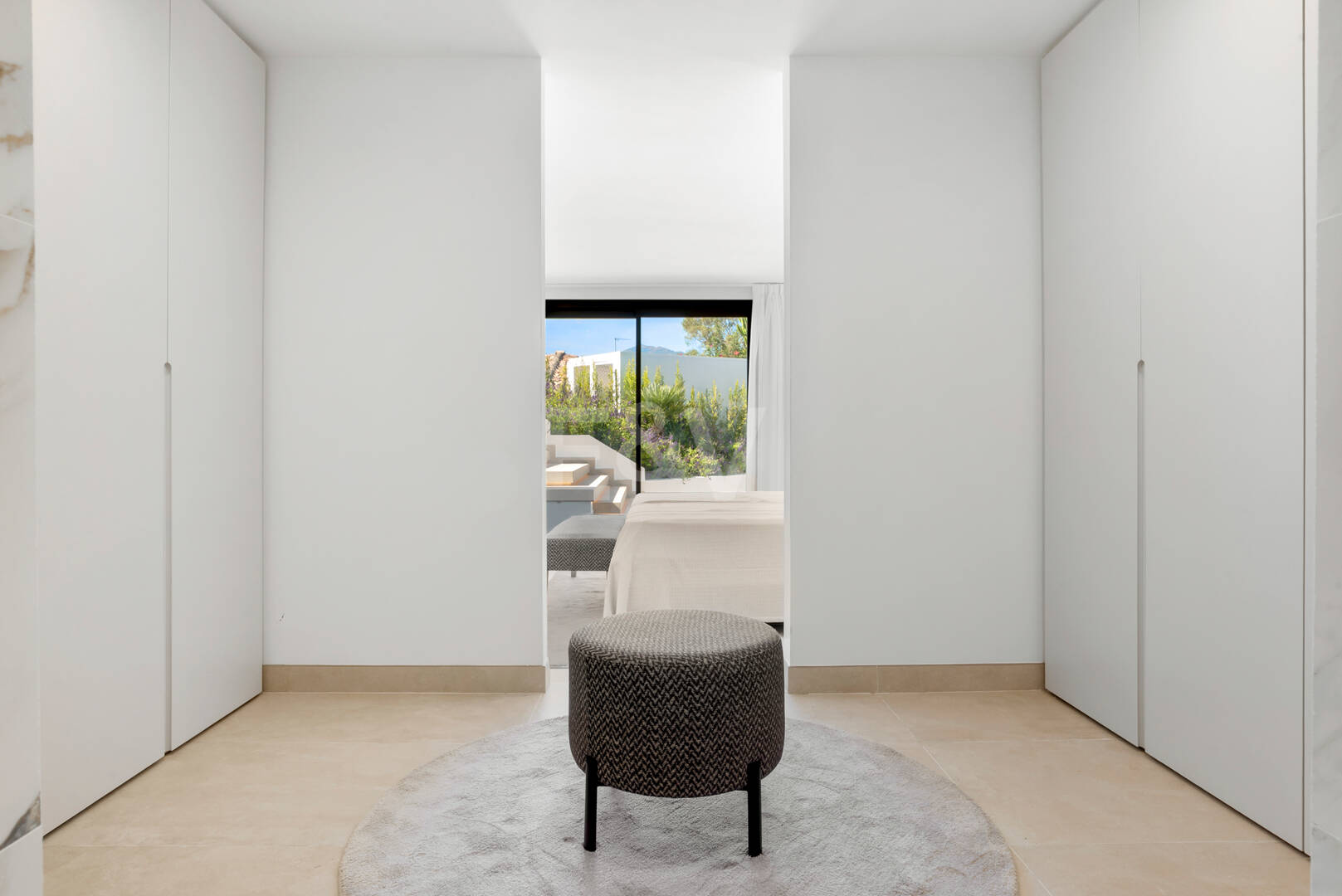 Elegante zeitgenössische Villa in der Nähe des Guadalmina Golfplatzes und unweit des Strandes