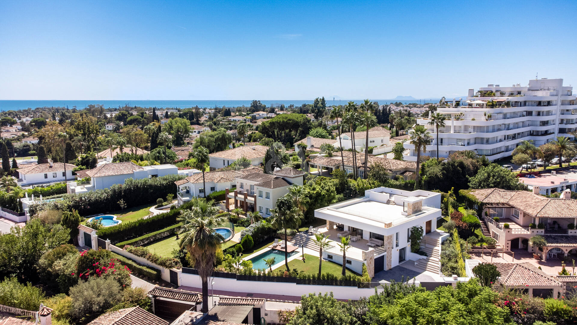 Elegante zeitgenössische Villa in der Nähe des Guadalmina Golfplatzes und unweit des Strandes