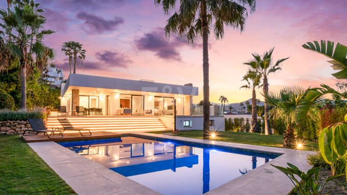 Elegante zeitgenössische Villa in der Nähe des Guadalmina Golfplatzes und unweit des Strandes