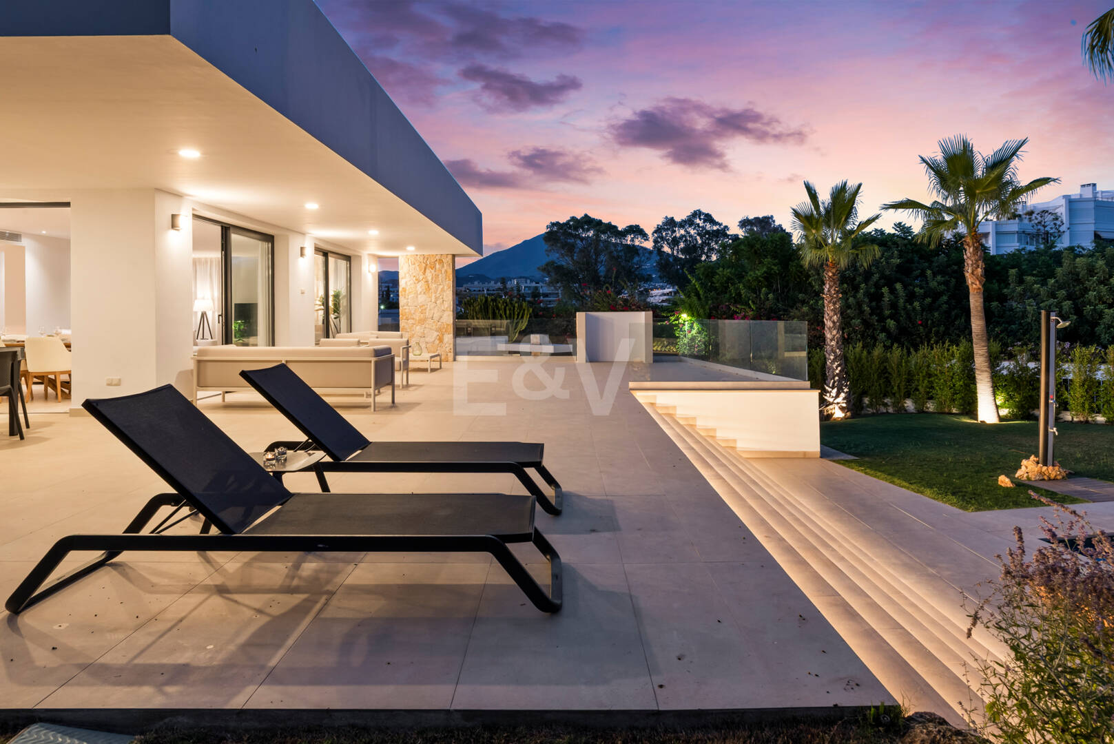 Elegante zeitgenössische Villa in der Nähe des Guadalmina Golfplatzes und unweit des Strandes