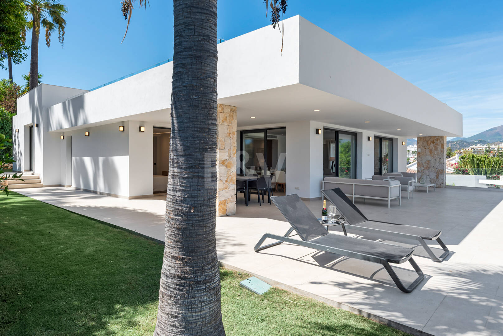 Elegante zeitgenössische Villa in der Nähe des Guadalmina Golfplatzes und unweit des Strandes