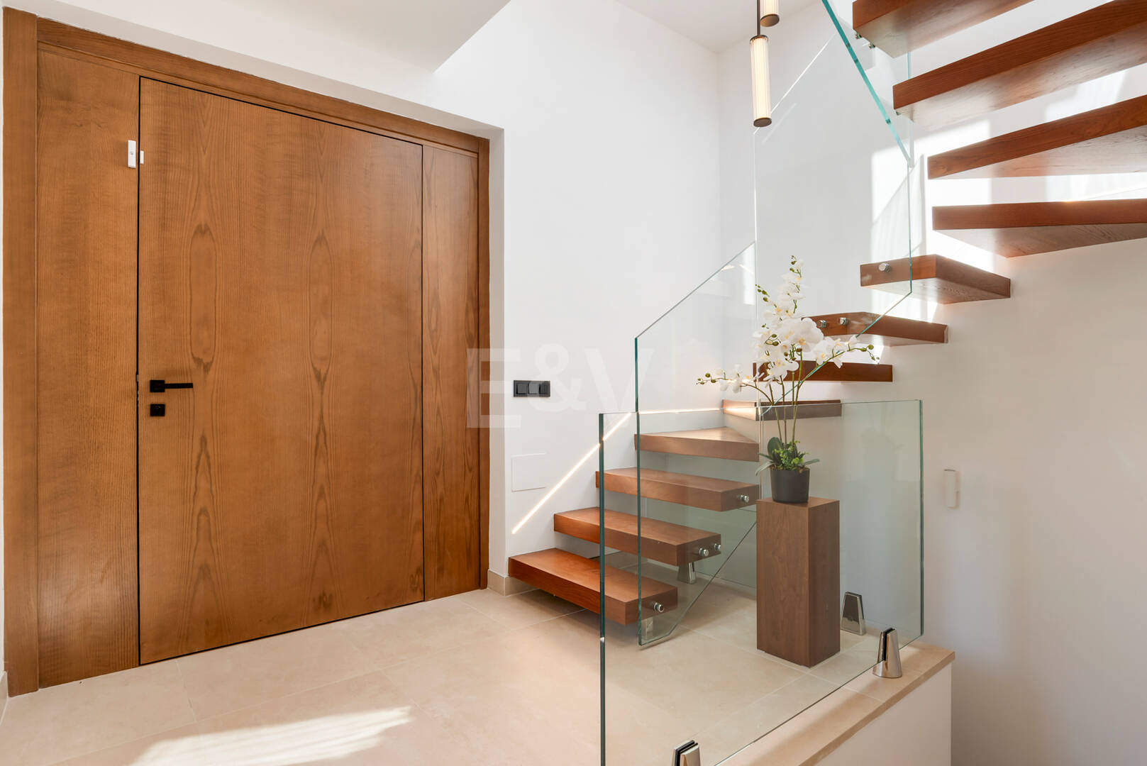 Elegante zeitgenössische Villa in der Nähe des Guadalmina Golfplatzes und unweit des Strandes