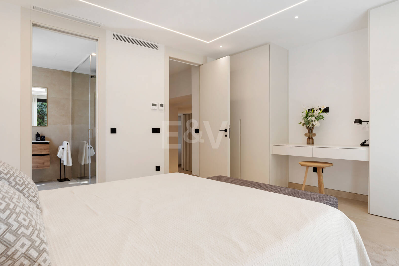 Elegante zeitgenössische Villa in der Nähe des Guadalmina Golfplatzes und unweit des Strandes