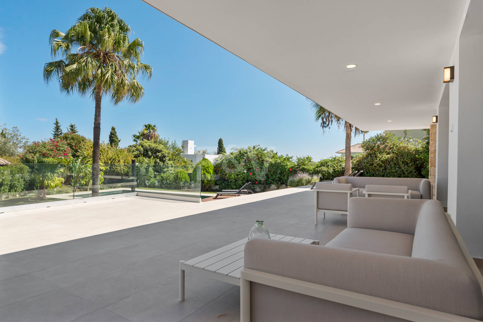 Elegante zeitgenössische Villa in der Nähe des Guadalmina Golfplatzes und unweit des Strandes