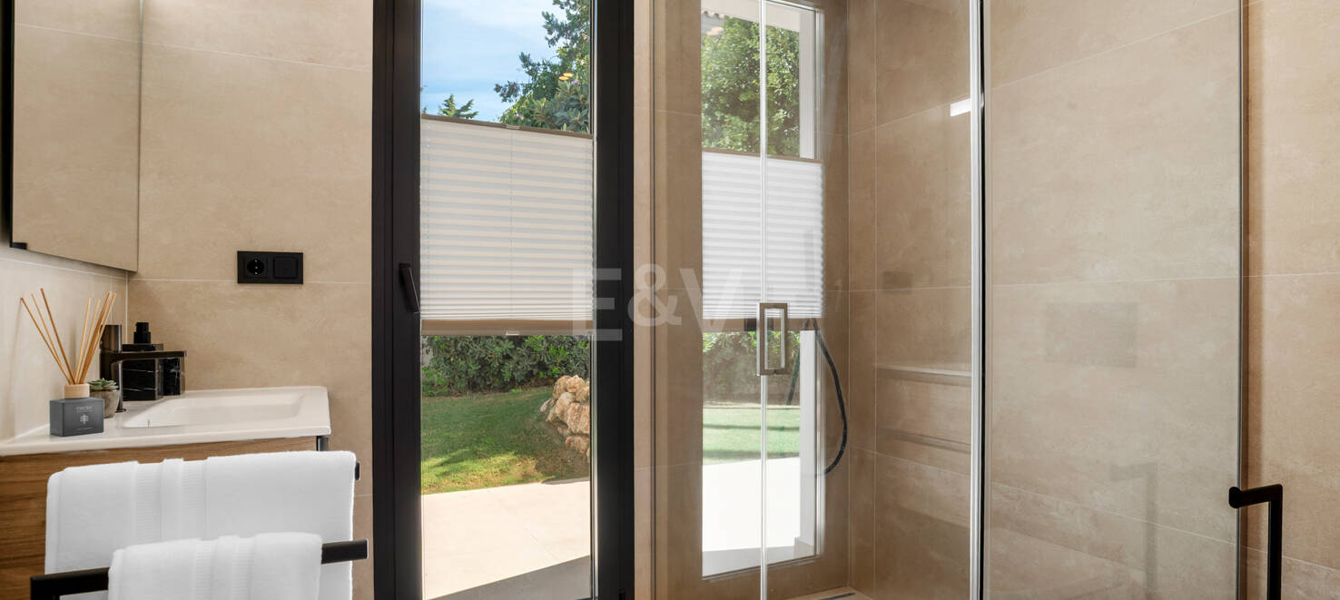 Elegant Contemporary Villa Near Guadalmina Golf and close to the Beach