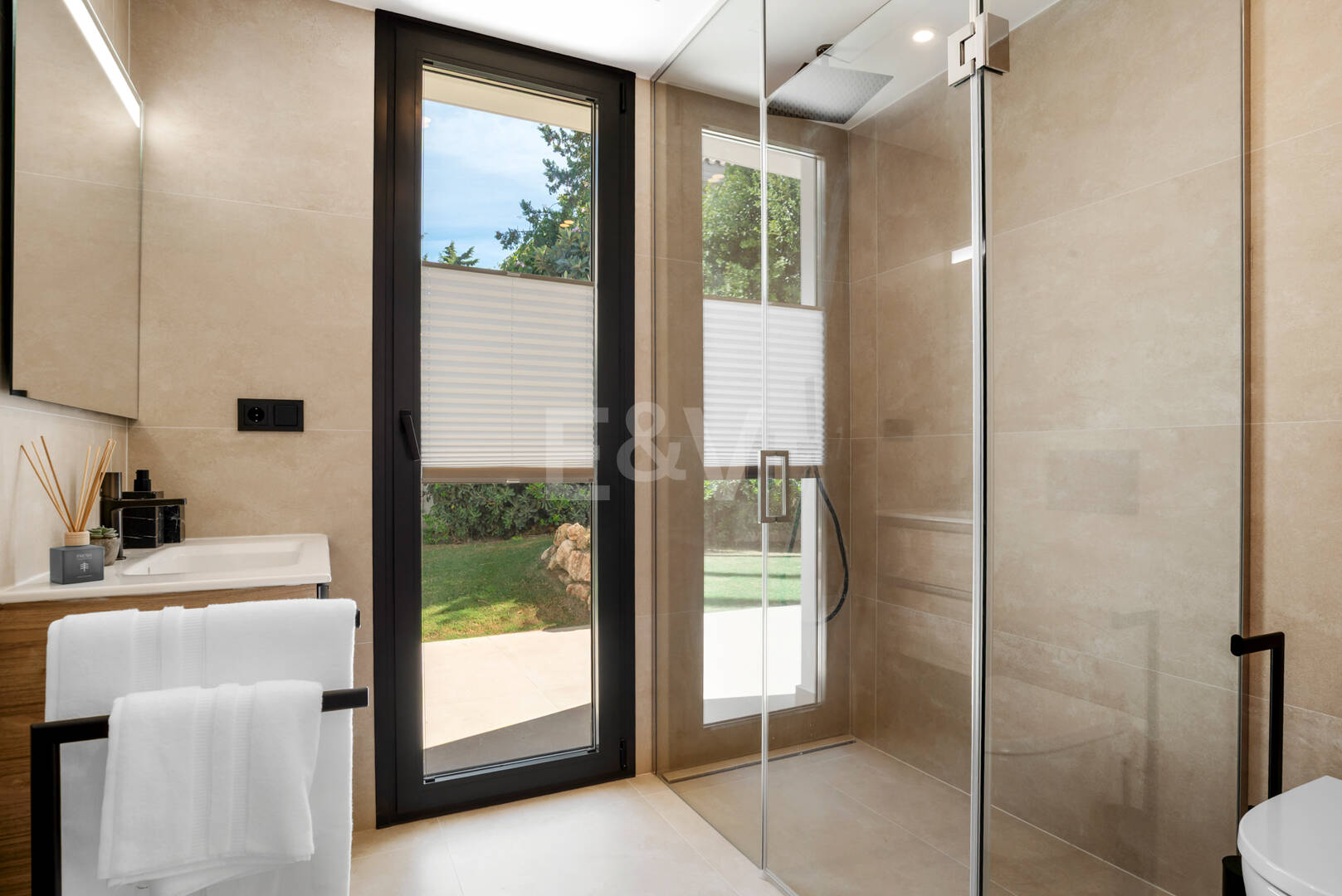 Elegante zeitgenössische Villa in der Nähe des Guadalmina Golfplatzes und unweit des Strandes