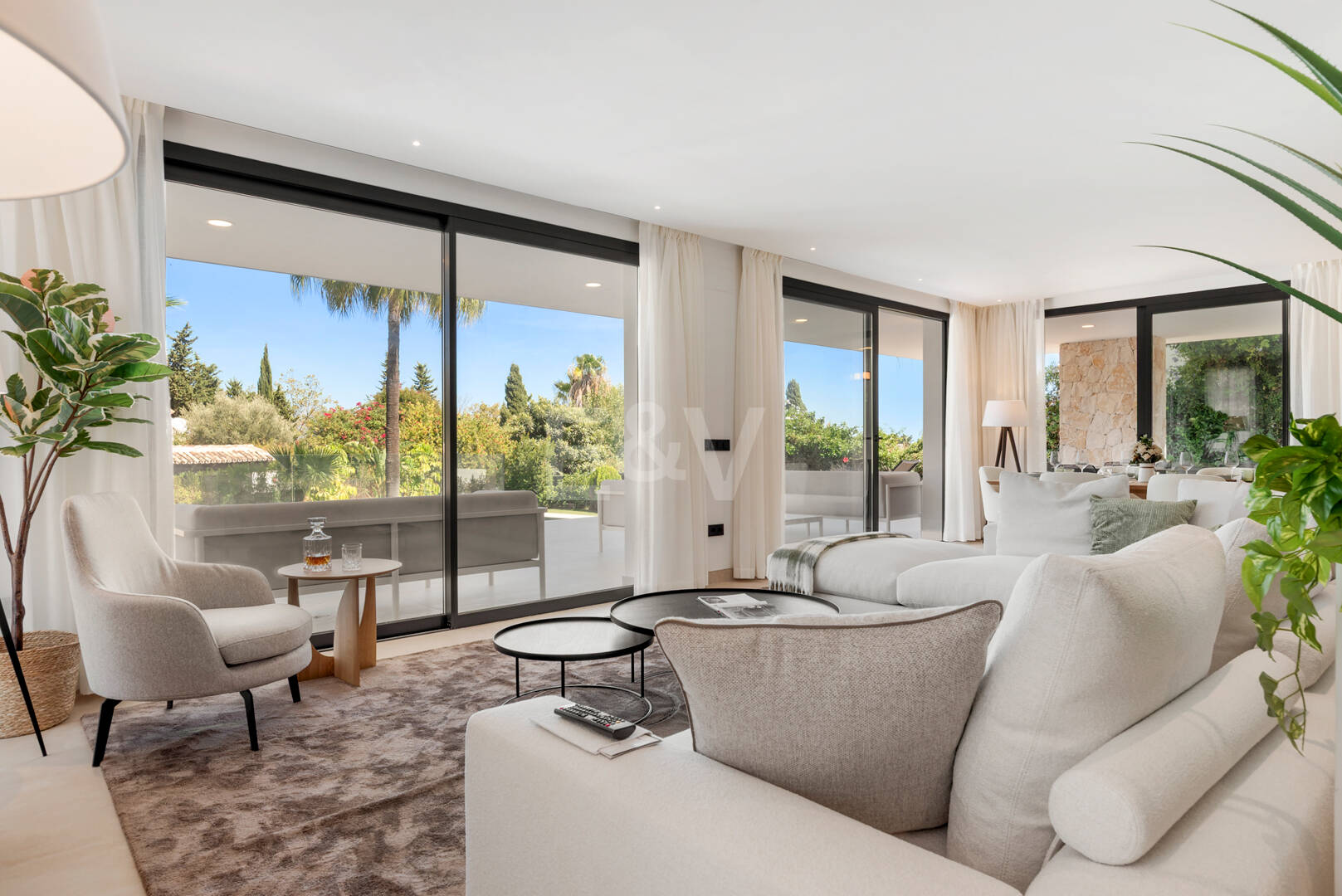 Elegante zeitgenössische Villa in der Nähe des Guadalmina Golfplatzes und unweit des Strandes