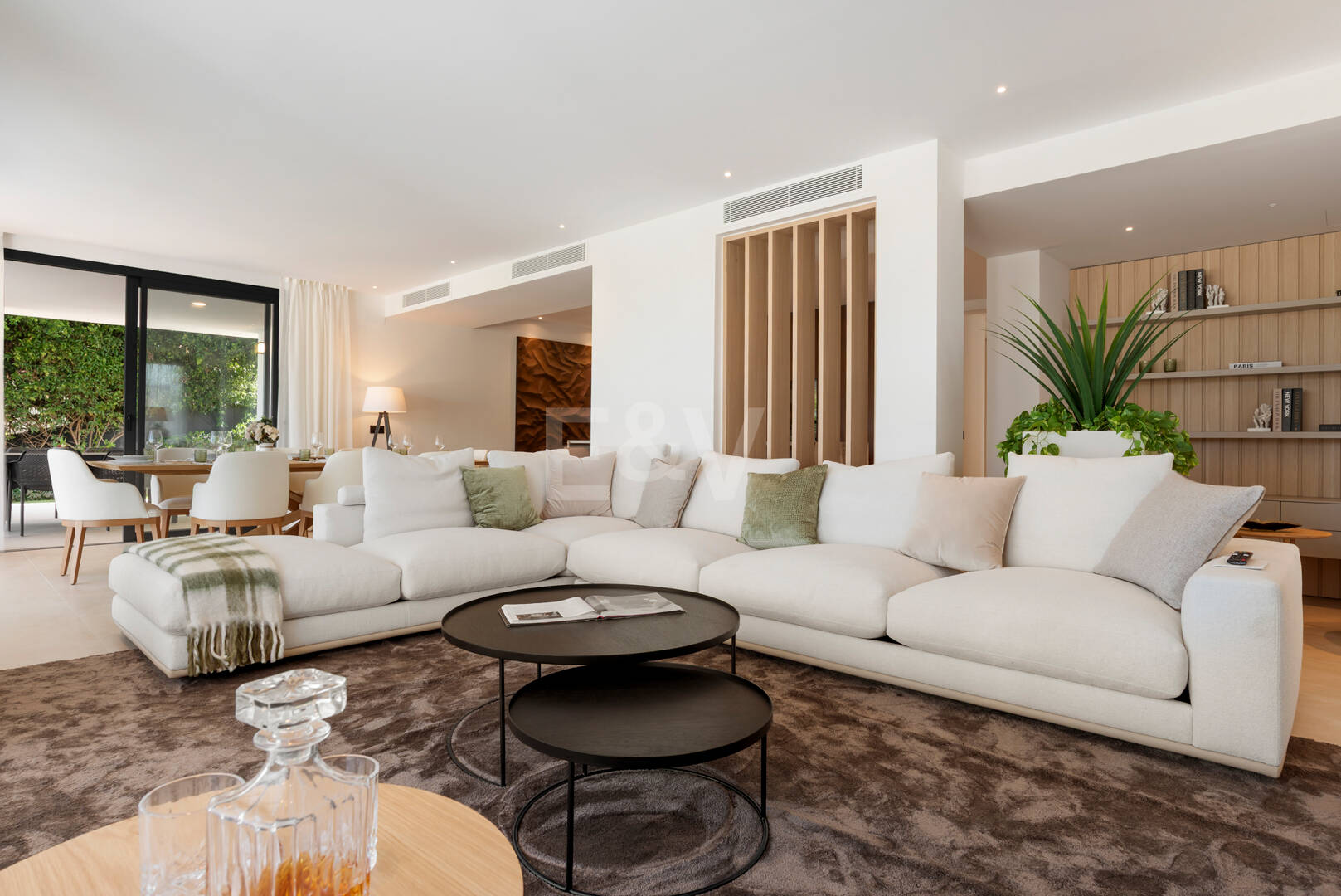 Elegante zeitgenössische Villa in der Nähe des Guadalmina Golfplatzes und unweit des Strandes