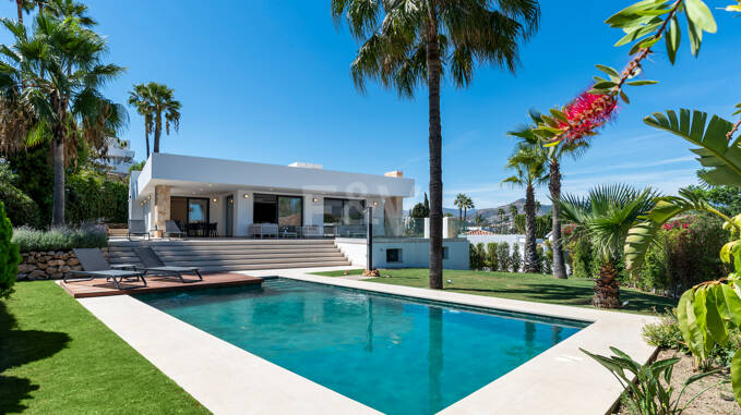 Elegante zeitgenössische Villa in der Nähe des Guadalmina Golfplatzes und unweit des Strandes