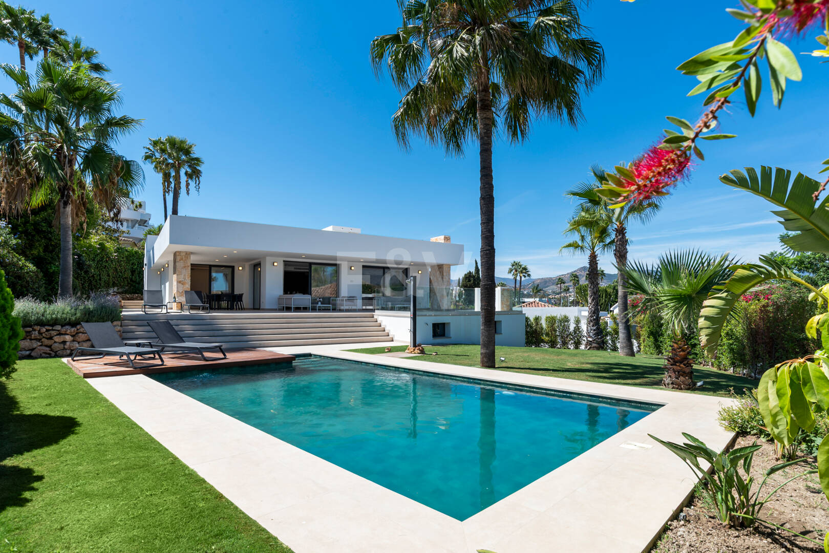 Elegante zeitgenössische Villa in der Nähe des Guadalmina Golfplatzes und unweit des Strandes