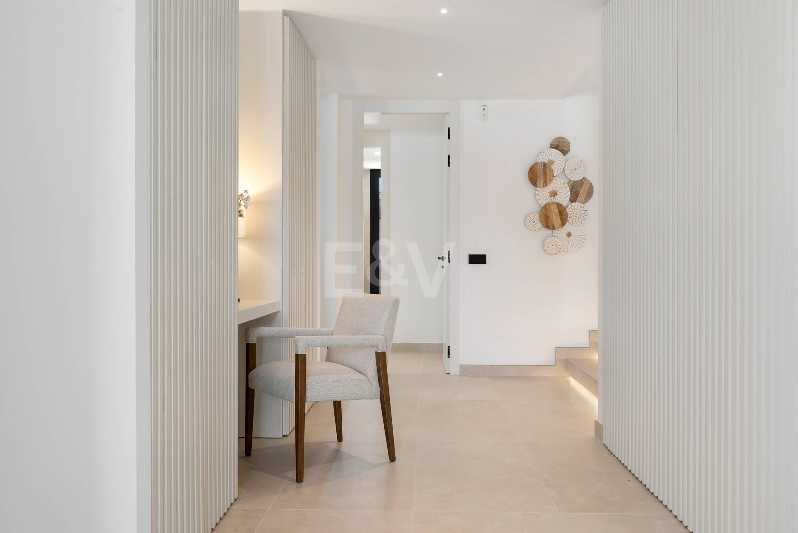 Elegante zeitgenössische Villa in der Nähe des Guadalmina Golfplatzes und unweit des Strandes