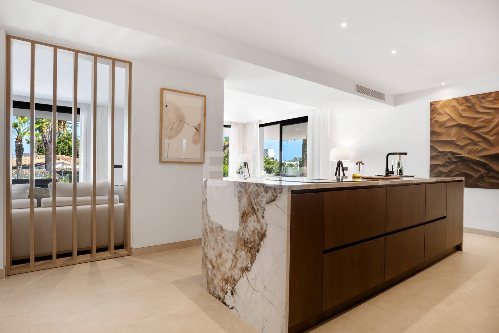 Elegante zeitgenössische Villa in der Nähe des Guadalmina Golfplatzes und unweit des Strandes