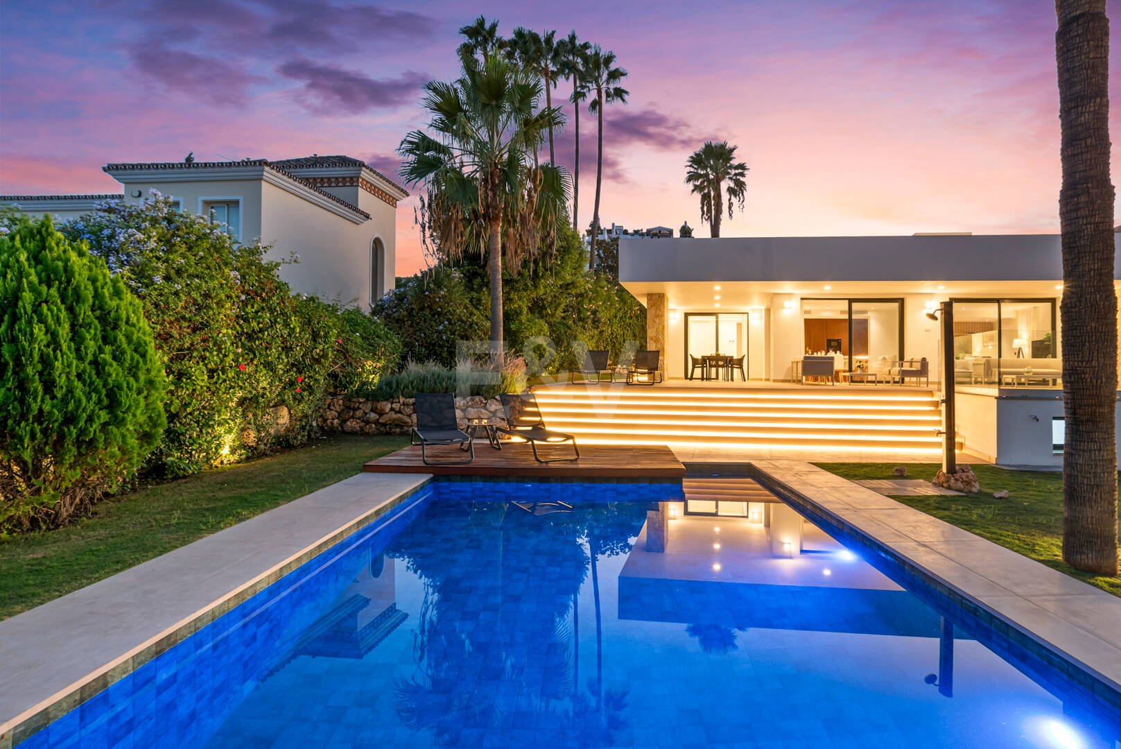 Elegante zeitgenössische Villa in der Nähe des Guadalmina Golfplatzes und unweit des Strandes