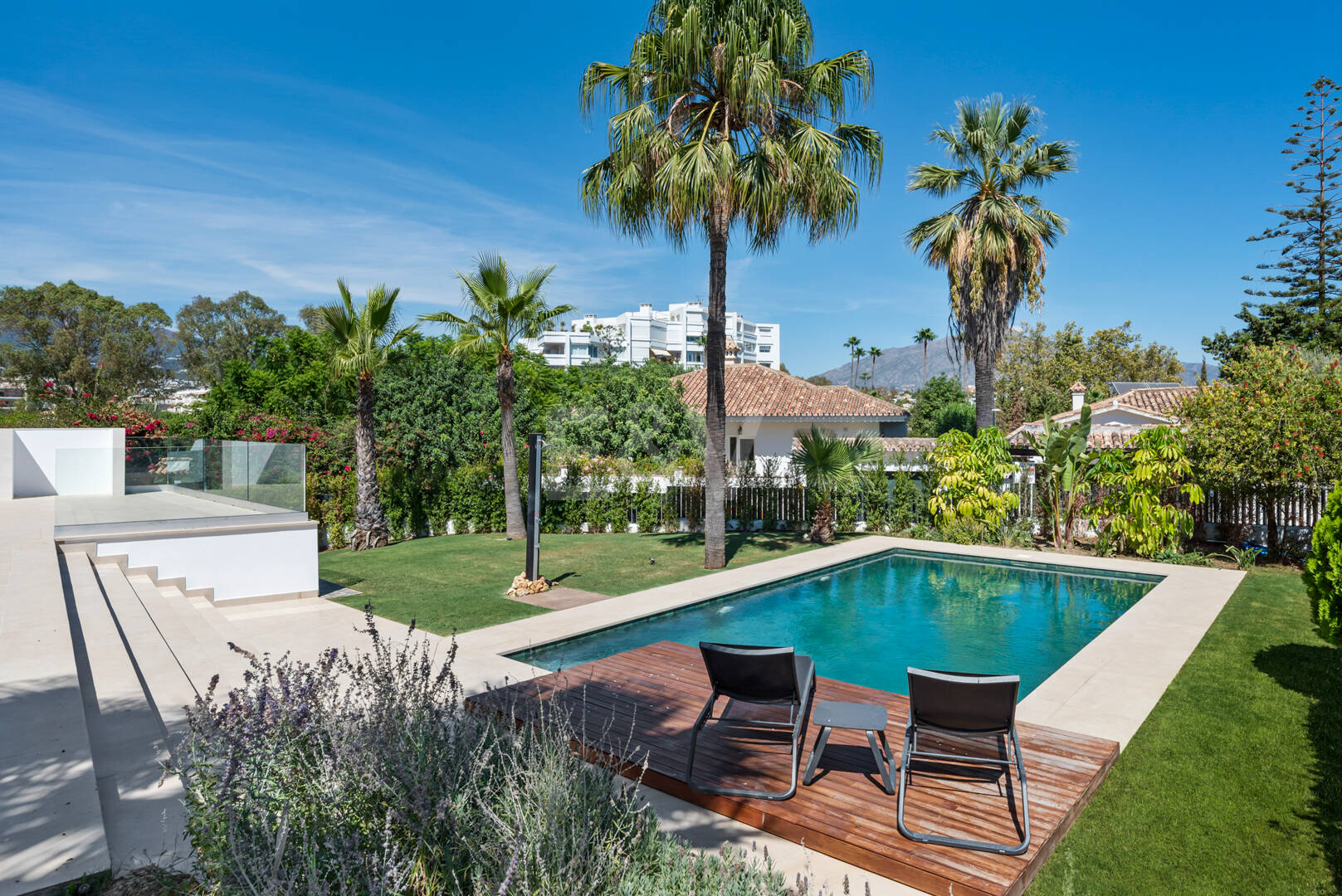 Elegante zeitgenössische Villa in der Nähe des Guadalmina Golfplatzes und unweit des Strandes