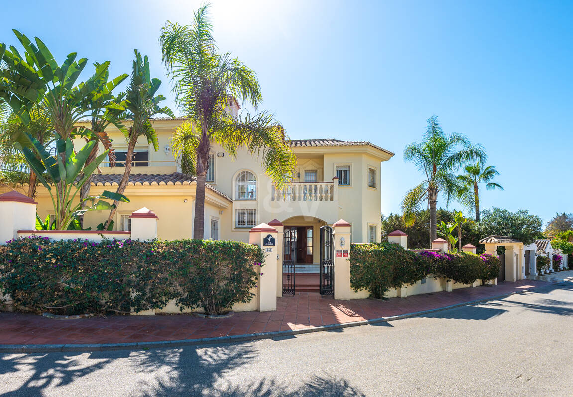 Mediterranean Villa with Mature Garden and Pool in Marbesa