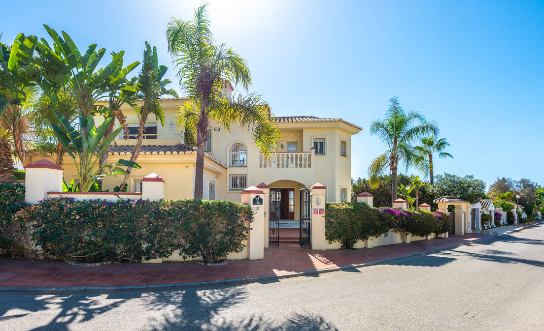 Medelhavet Villa med mogen trädgård och pool i Marbesa